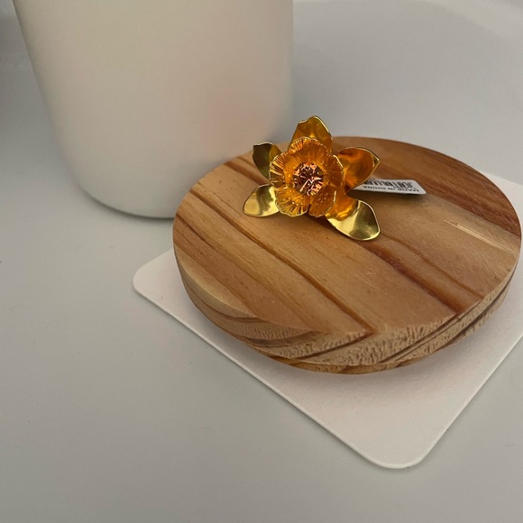 JCREW Oversized Flower Ring  NWT Size 7 Gold Finish - Picture 5 of 5
